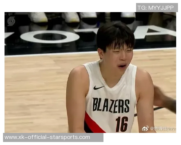 杨瀚森拼抢地板球被亚当斯压住展现强硬风格值得称赞